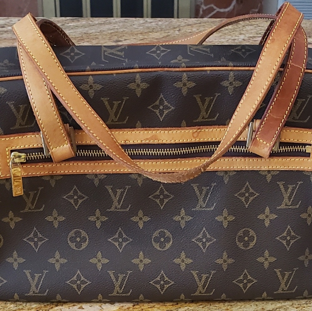 Shoulder handbag